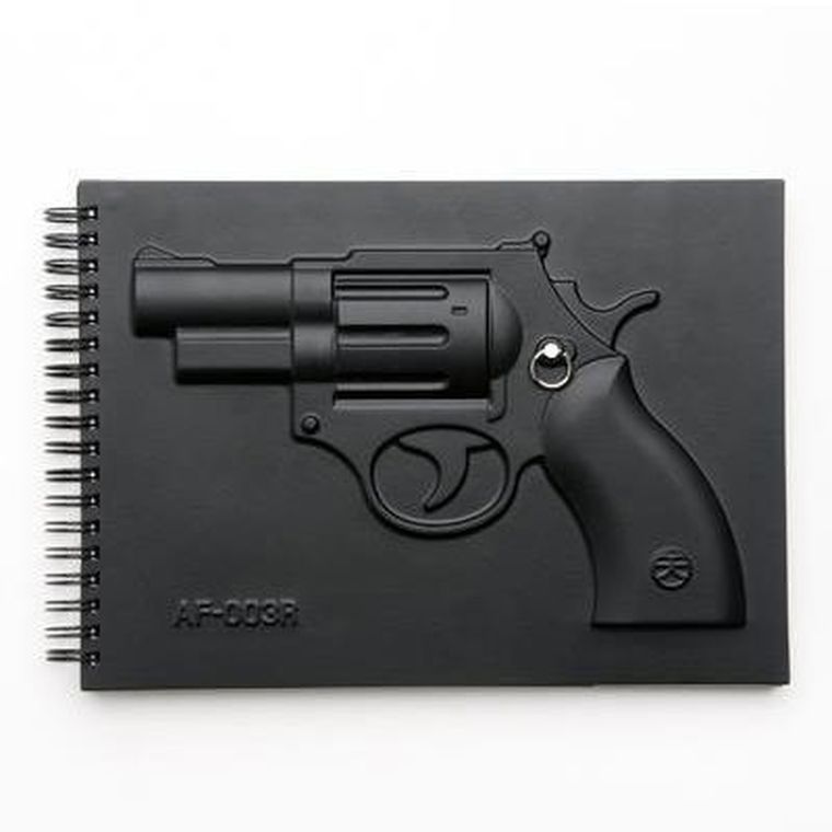Militarny notes, pistolet